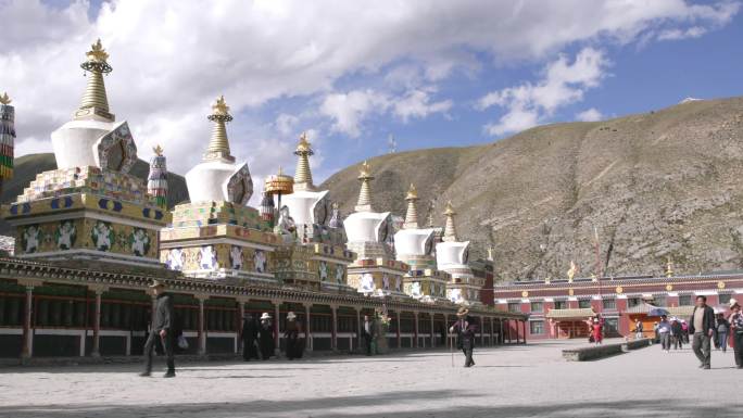 西藏白塔藏族人高山蓝天白云转经筒延时