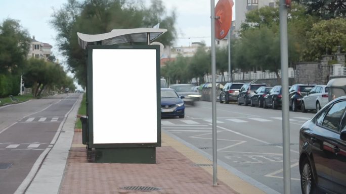 有空白广告牌的公共汽车站