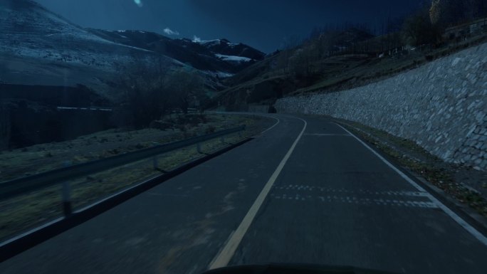夜色下的山区道路