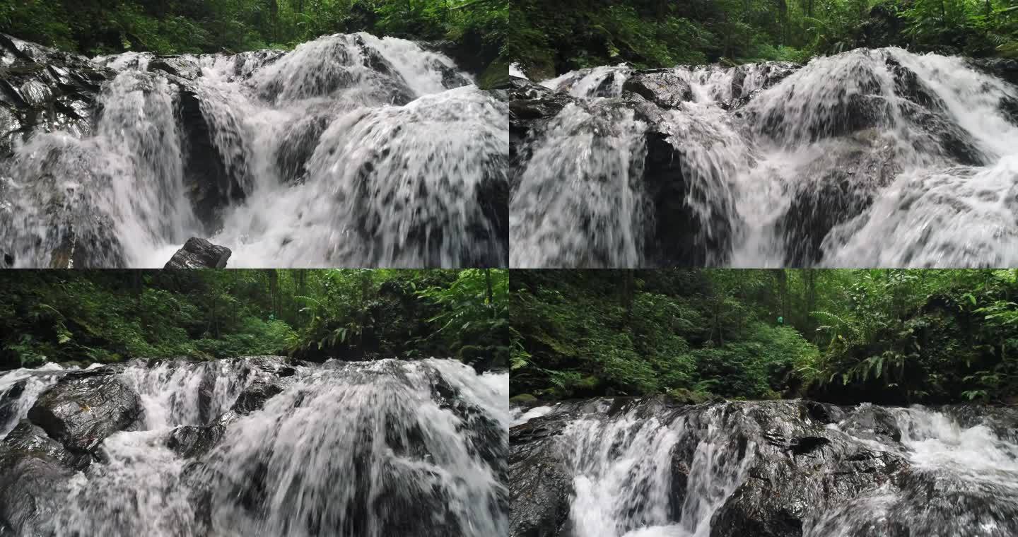 山间水流湍急的溪流