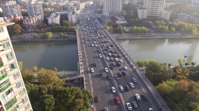 早高峰车流，南京交通，交通拥堵，车流