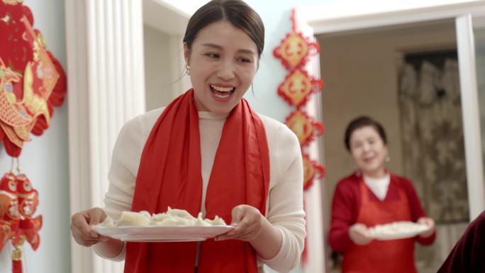 一家人过大年春节年年有余吃饺子年夜饭冬至
