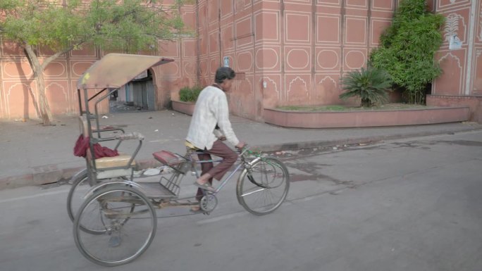 印度男子骑人力车