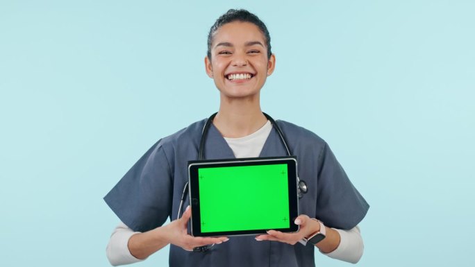 快乐的女人，护士和平板电脑，绿屏广告的模型，背景是工作室。女性的肖像，医生或医疗保健工作者与技术，应