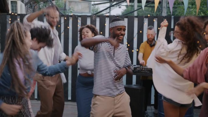 一群年轻人在派对上感到无聊，然后和兴奋的非洲裔美国人一起跳舞，享受音乐