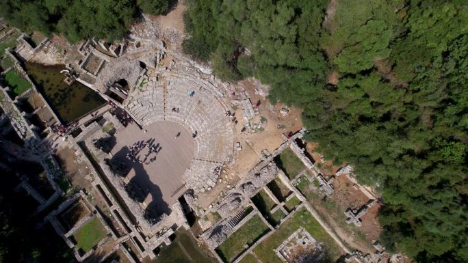 布特林特古罗马城的废石墙和角斗士建筑，探索圆形剧场，历史之旅