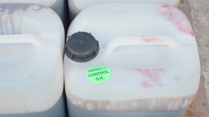 爱沙尼亚白色容器上的质量控制标签