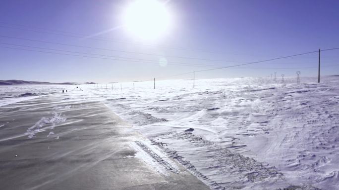 冬天草原上风吹大雪雪花漂流