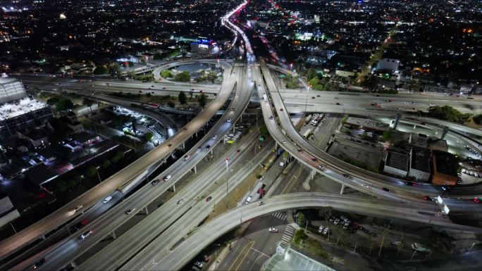 夜间洛杉矶市中心边缘10/110立交的轨道航拍照片