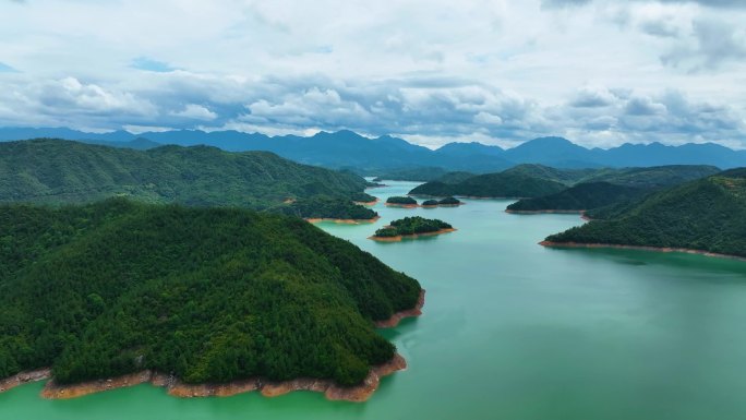 航拍湖泊水库绿水青山