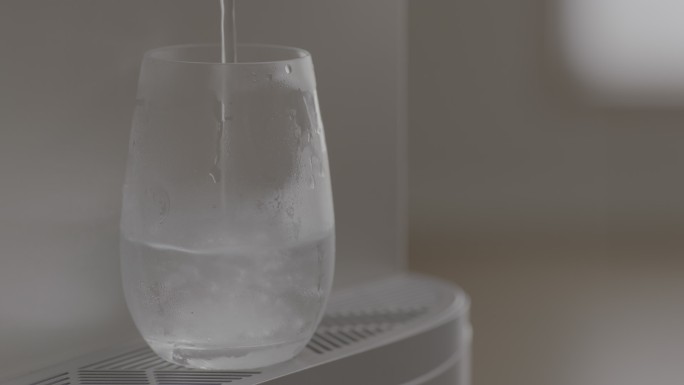 带雾气的杯子接饮水机的冰水
