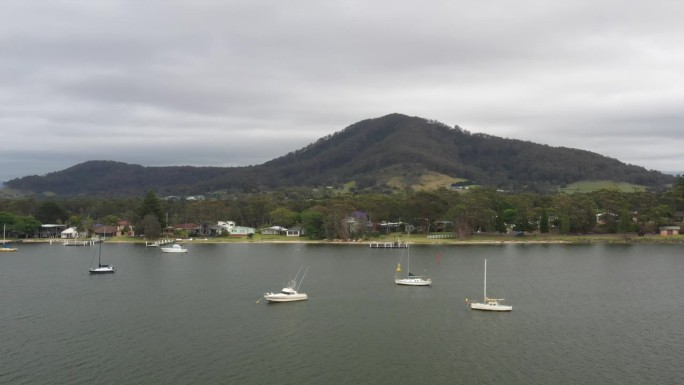 在澳大利亚新南威尔士州南海岸的一个暴风雨的日子里，无人机拍摄了停泊在肖尔黑文河附近的船只