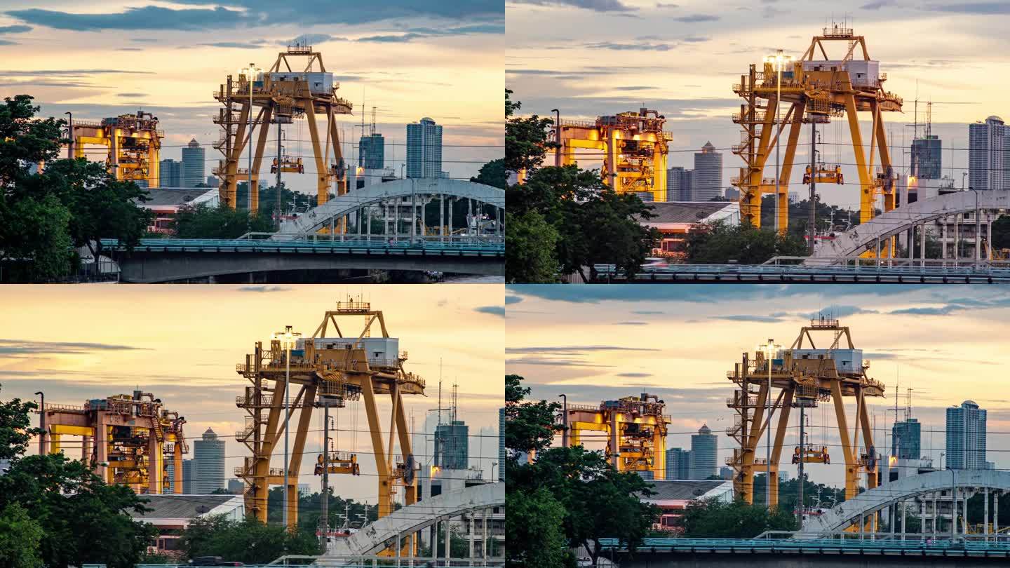 日落时桥上繁忙交通的延时视频，背景是正在工作的物流起重机