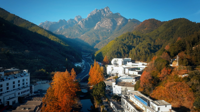 唯美黄山脚下小镇秋天美景村庄