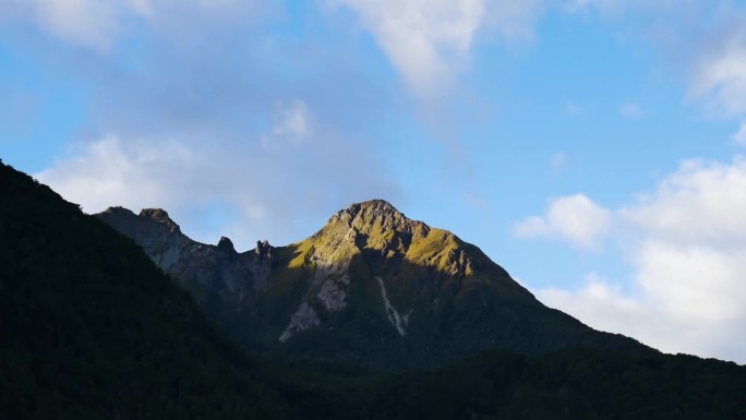 新西兰偏远山峰周围的云的时间变化