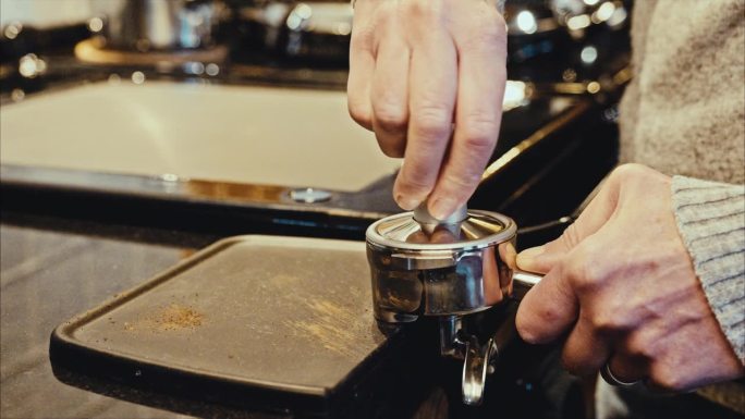 将咖啡粉倒入咖啡过滤机