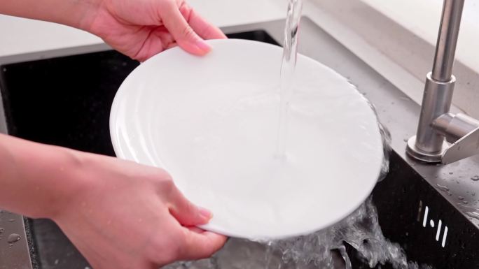 家务 洗碗 洗盘子 刷盘子 洗水台 冲洗