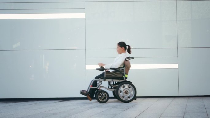 坐轮椅上班的亚洲残疾女商人