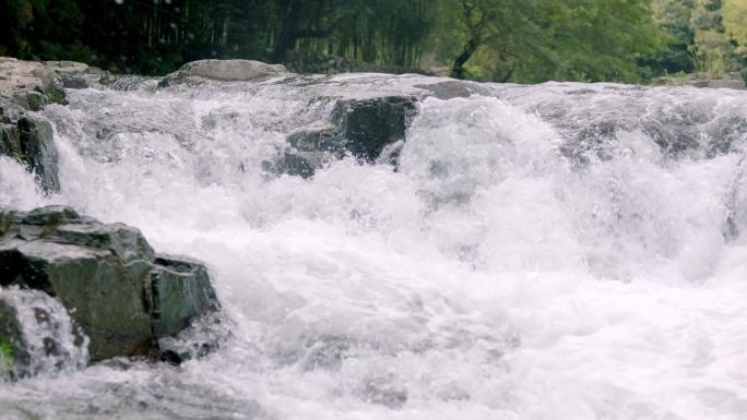 山谷湍急清澈瀑布水流近景拍摄素材