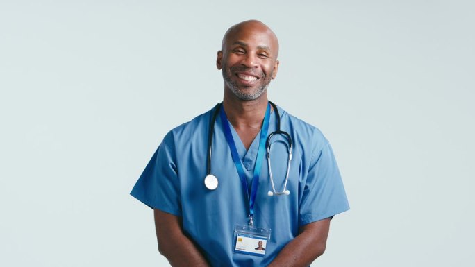 工作室肖像微笑成熟的医生或护士穿着工作服对白色背景