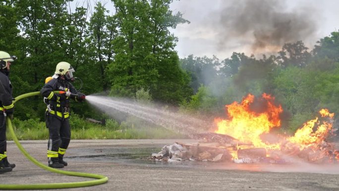 消防队员与火焰搏斗以控制火势不向外蔓延。消防员的工业和公共安全理念。交通或汽车事故的救援和帮助行动。
