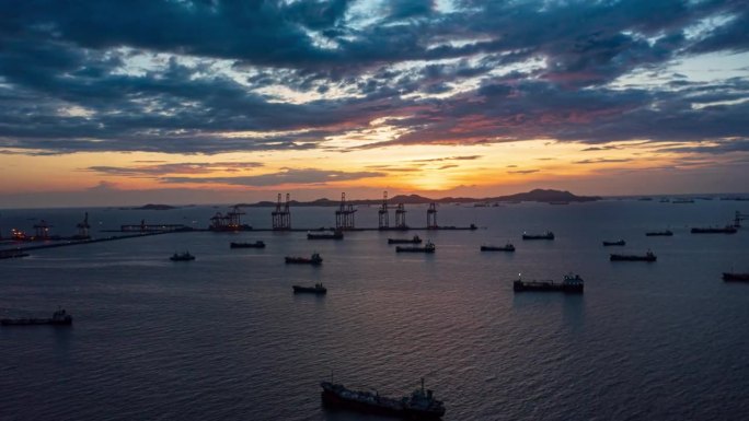 4K延时或超延时在黎明:鸟瞰图油船油轮停泊在海上等待装载或卸载石油在装载码头从炼油厂的商业物流或石油