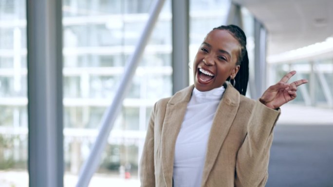 脸，和平的标志和兴奋的黑人妇女在办公室为公司的业务。非洲专业人士，肖像和v手为表情符号，成功和律师同