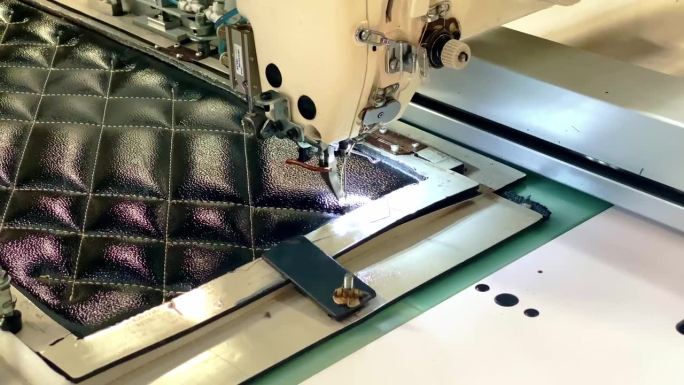 自动缝纫机在黑色面料上缝制图案
