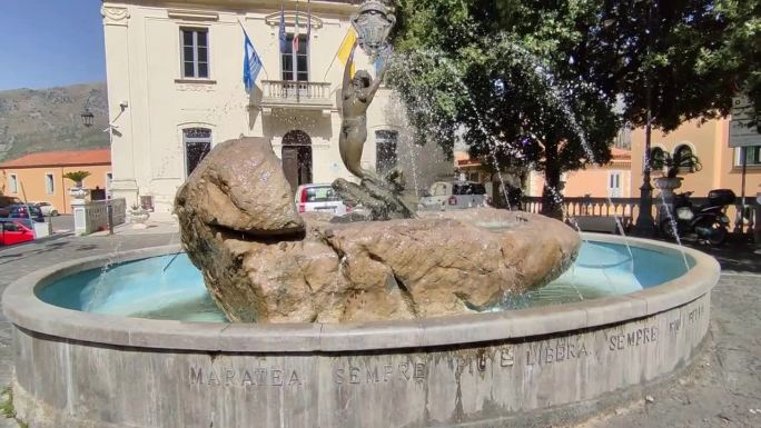 马拉蒂亚-维托洛广场的美人鱼喷泉