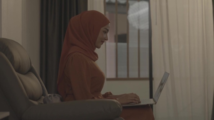 年轻貌美的穆斯林女性在家远程办公。