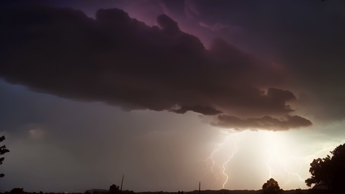 狂风暴雨闪电雷云