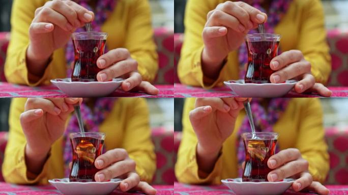 伊斯坦布尔，一名年轻女子在路边咖啡馆喝土耳其茶