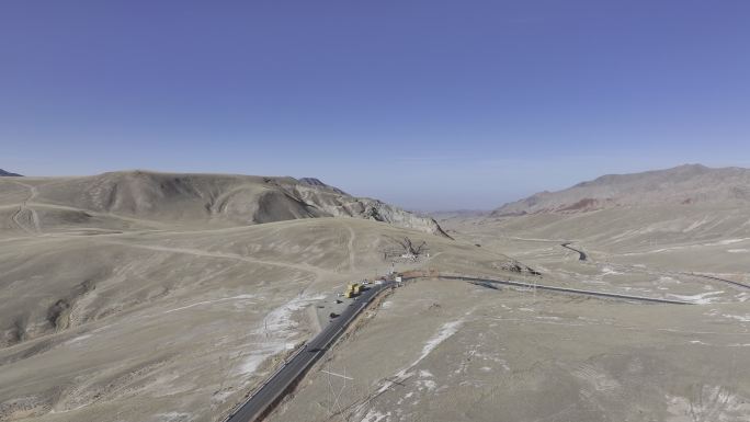 4k航拍冬季草原祁连山雪山公路