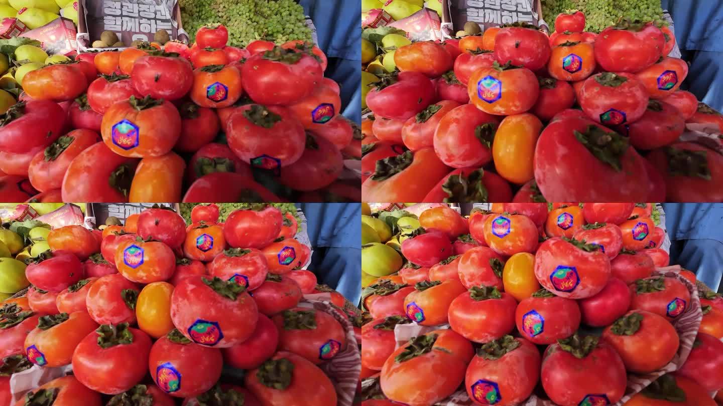 当地人在巴基斯坦旁遮普的水果摊上卖新鲜水果，石榴，葡萄