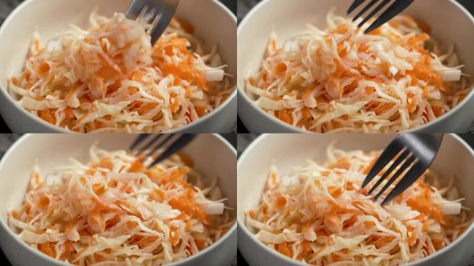 用白卷心菜和胡萝卜原料发酵酸菜的过程。微距镜头