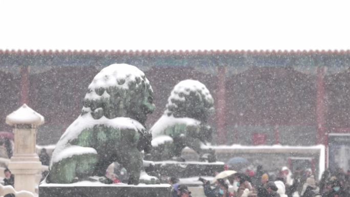 北京故宫紫禁城太和门石狮雪景