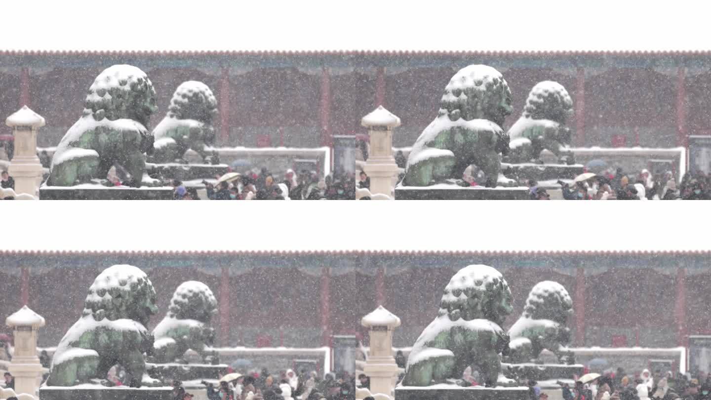 北京故宫紫禁城太和门石狮雪景