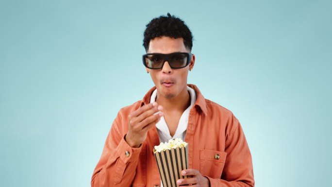 眼镜，3d和男人爆米花在电影院电影院的电影，电影或幻想节目在工作室与冲击。在剧院看电视、流媒体或订阅