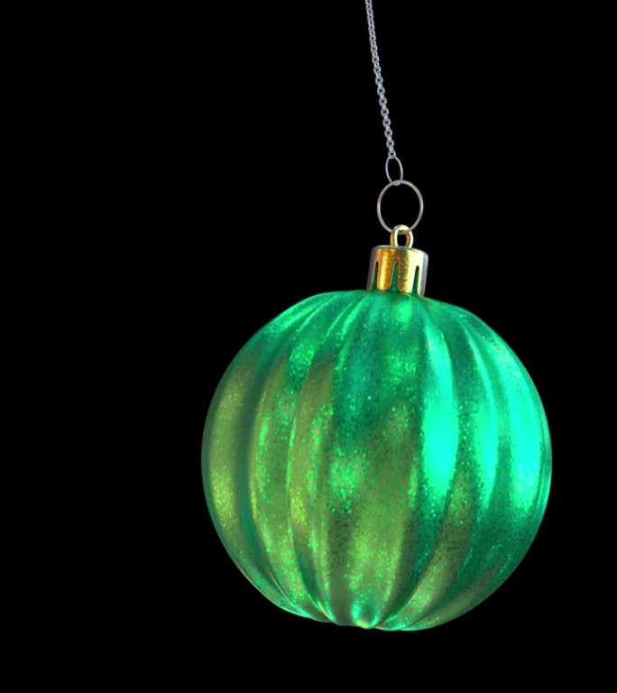 亮绿色的圣诞树装饰品在银色的链子上垂下和摇摆。透明背景上的垂直4K动画。