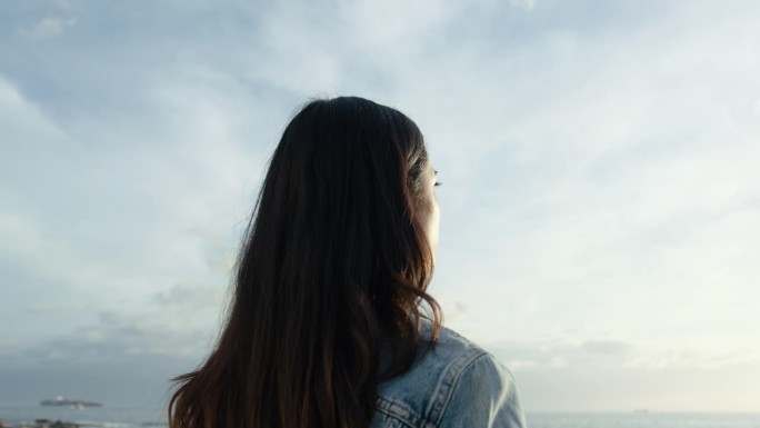 思考着，夕阳西下，和女人一起回到沙滩上，一起眺望，一起反思，一起回忆。旅行假期，和平和正念与年轻人在