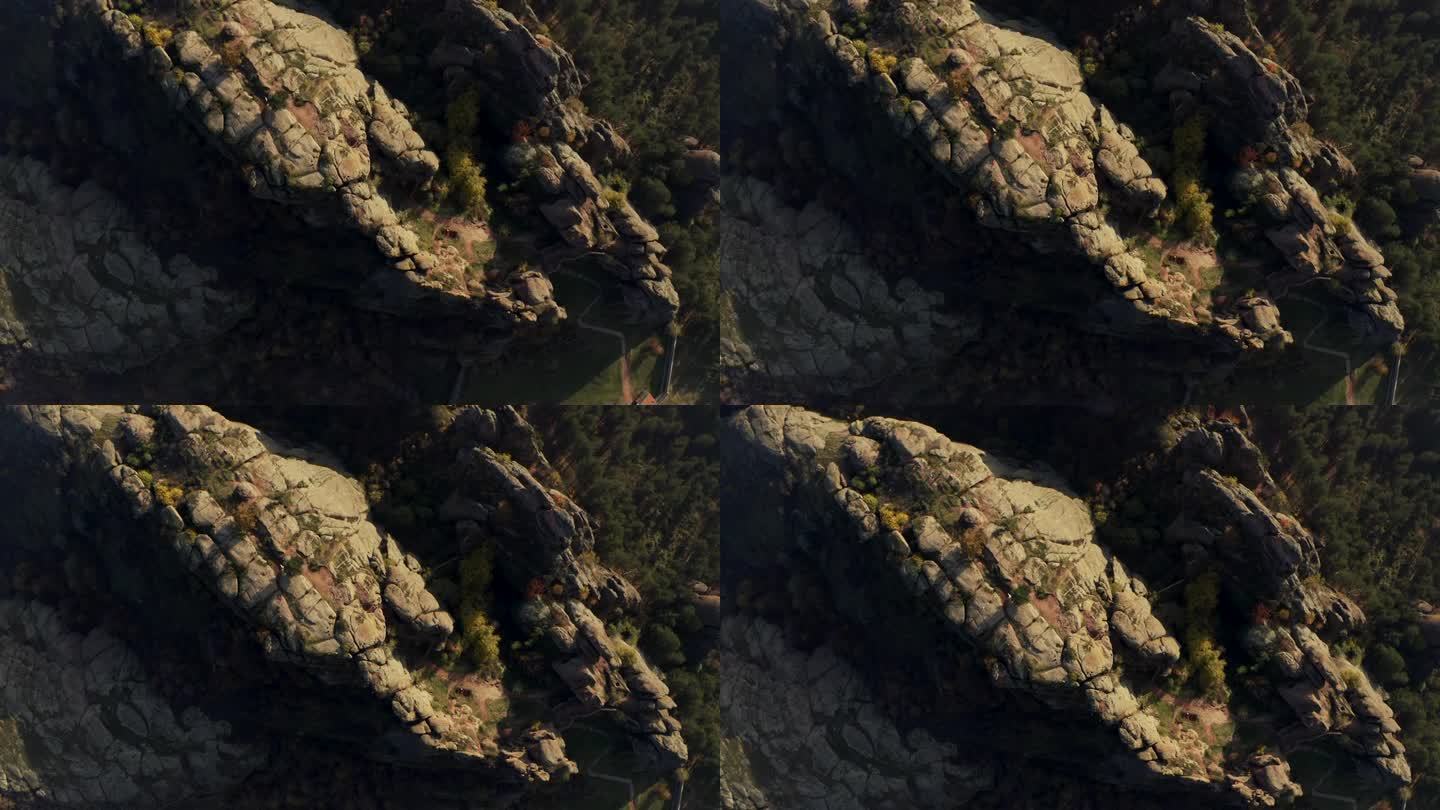 头顶上的无人机从底部向上移动，揭示了堡垒的长度和天然岩层