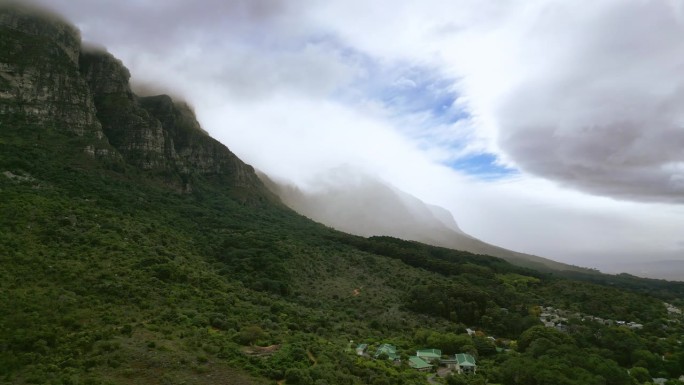 南非壮观山脉的航拍照片