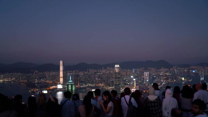 香港太平山山顶公园游客看夜景延时香港风景