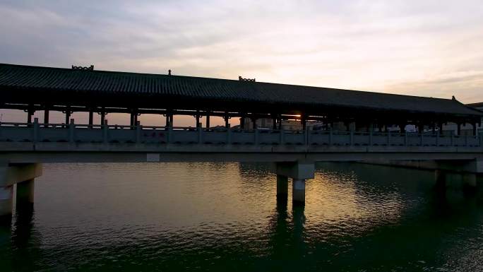 夕阳廊桥