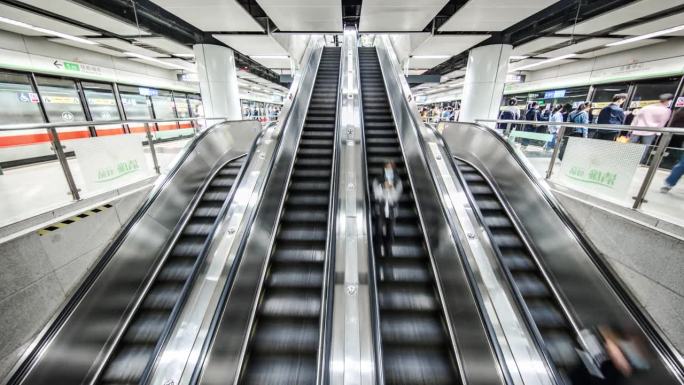 地铁站的自动扶梯手扶梯上行下行下班高峰期