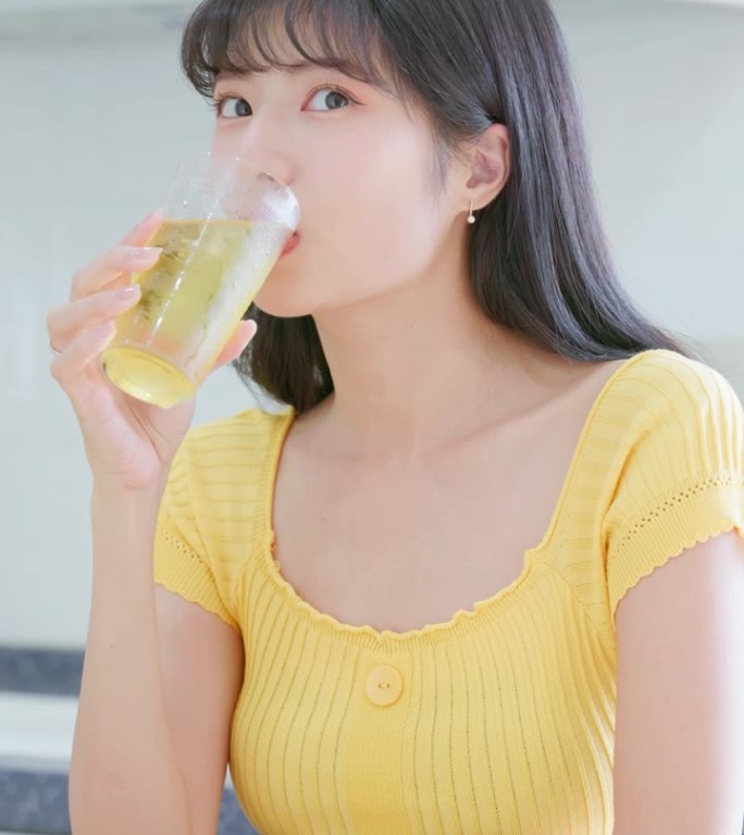 亚洲女人愉快地喝冰水