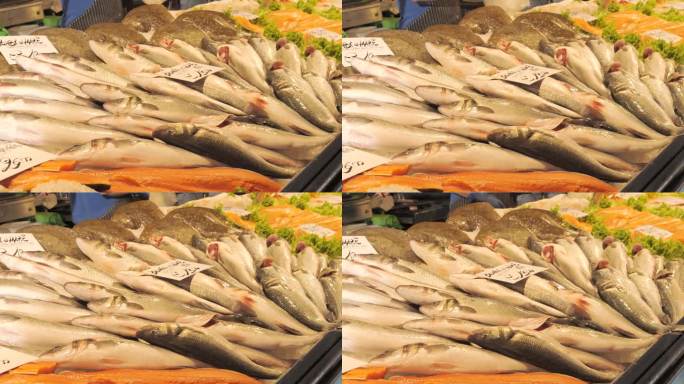 海鲜市场。鱼在柜台上。