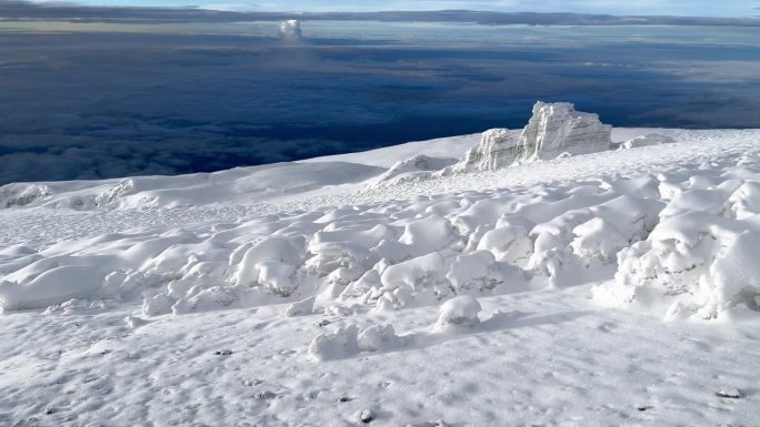 神奇的令人惊叹的乞力马扎罗山火山和冰川的雪与梅鲁山4562米剪影。5895米海拔徒步登山者POV 4