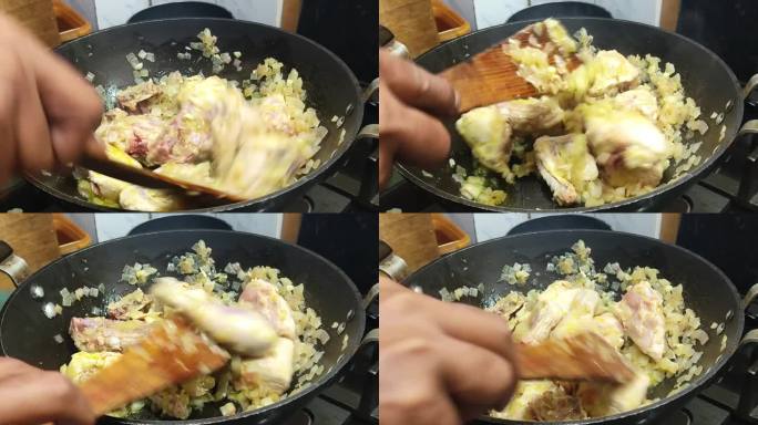麻辣鸡在不粘锅里搅拌