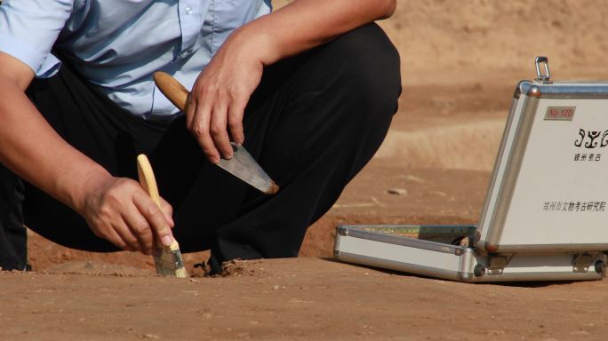 考古现场-考古人员挖掘清理文物-1